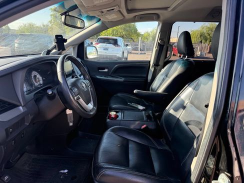 Used 2017 Toyota Sienna SE FWD image 12