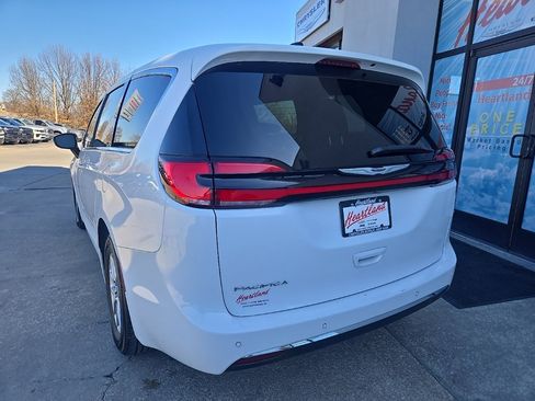 Used 2025 Chrysler Pacifica Select image 8