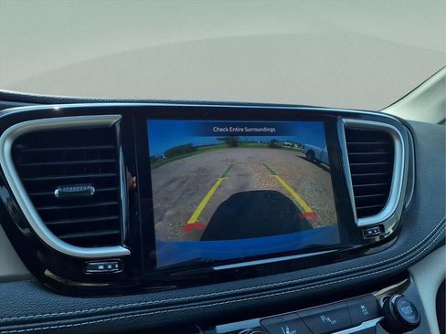 Used 2023 Chrysler Pacifica Touring-L FWD image 12