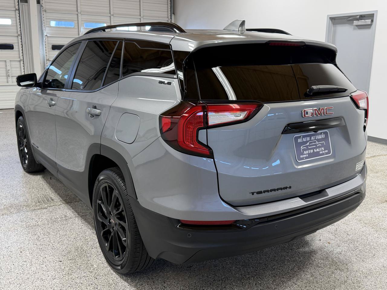Used 2024 GMC Terrain SLE w/ Driver Convenience Package FWD image 8