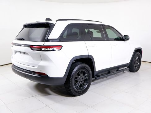 Used 2023 Jeep Grand Cherokee Laredo AWD/4WD image 27