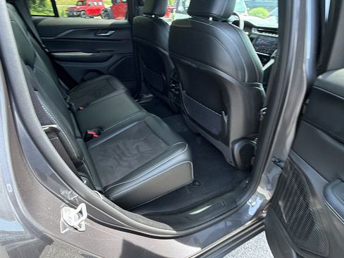 Used 2025 Jeep Grand Cherokee Altitude AWD/4WD image 21
