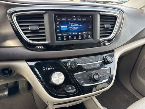 Used 2018 Chrysler Pacifica Touring-L image 20