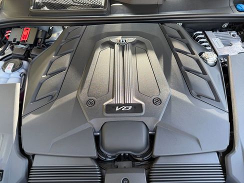 Used 2025 Bentley Bentayga image 12