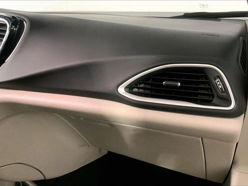 Used 2024 Chrysler Pacifica Touring-L FWD image 16