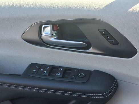 Used 2024 Chrysler Pacifica Touring-L image 21