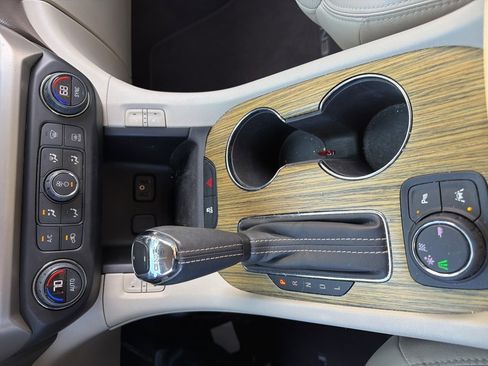 Used 2019 GMC Acadia Denali image 18