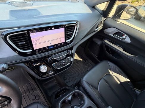 Used 2024 Chrysler Pacifica Select image 19