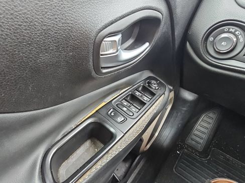 Used 2016 Jeep Renegade 75th Anniversary FWD image 31