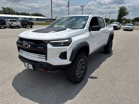 Used 2024 Chevrolet Colorado ZR2 w/ ZR2 Convenience Package III AWD/4WD image 3