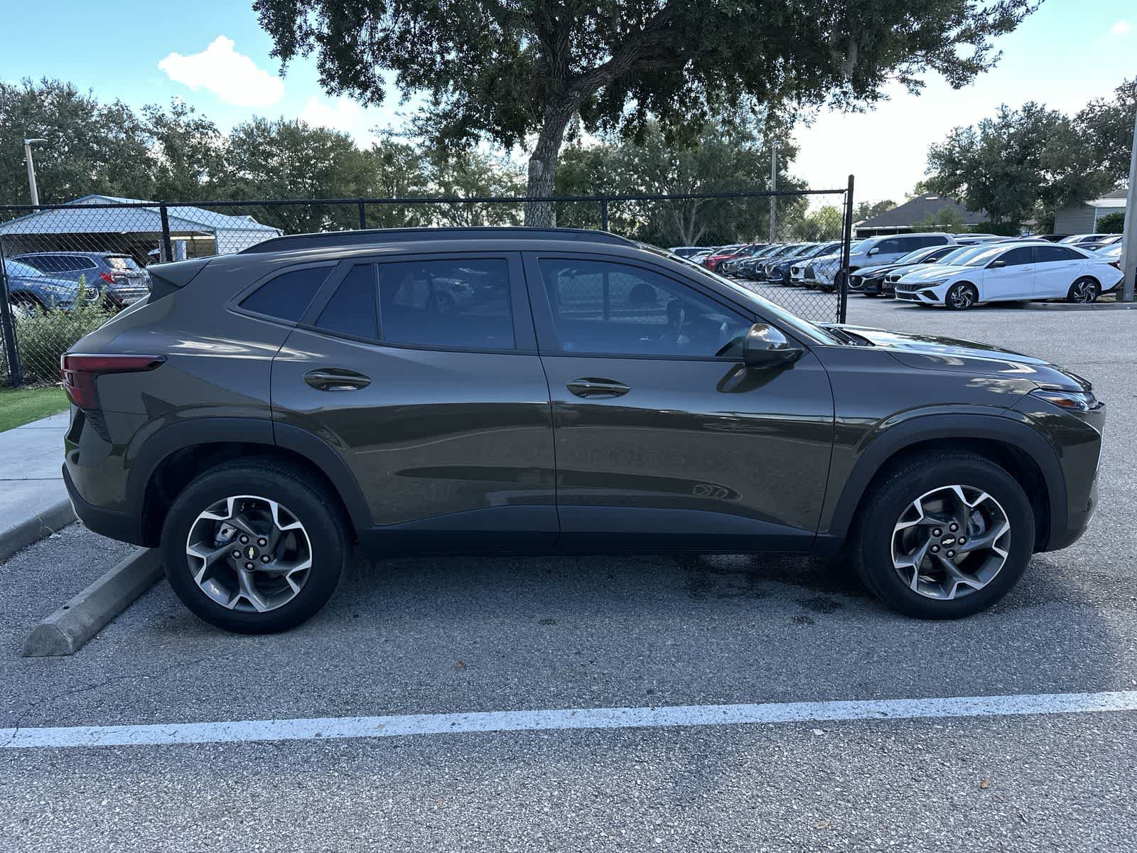 Used 2024 Chevrolet Trax LT w/ Sunroof Package FWD image 10
