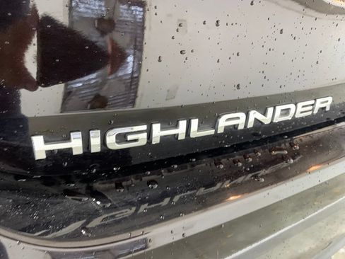 Used 2022 Toyota Highlander Limited FWD image 10
