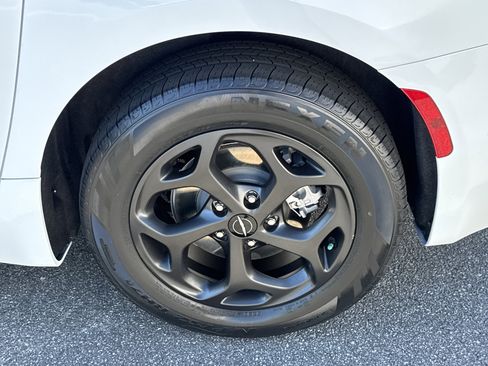 Used 2021 Chrysler Pacifica Touring-L w/ Uconnect Theater Family Group image 13