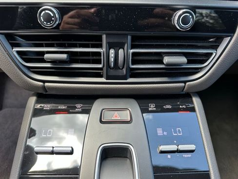 Certified 2023 Porsche Macan AWD/4WD image 31