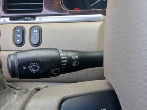 Used 2011 Lincoln Town Car Signature Limited image 25