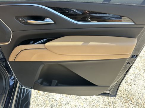 Certified 2021 Cadillac Escalade ESV Premium Luxury AWD/4WD image 17