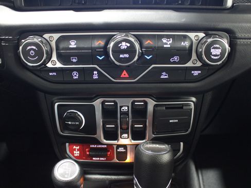 Used 2026 Jeep Gladiator Mojave AWD/4WD image 17
