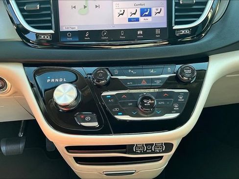 Used 2024 Chrysler Pacifica Touring-L FWD image 17