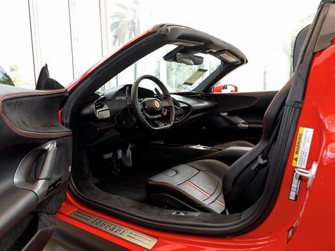 Used 2023 Ferrari SF90 Spider image 28