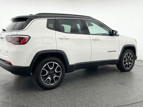Used 2025 Jeep Compass Trailhawk image 9