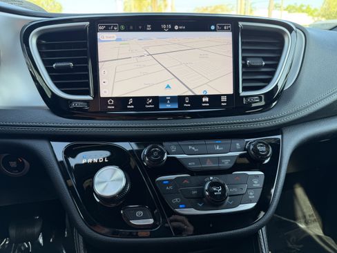 Used 2025 Chrysler Pacifica Limited image 21