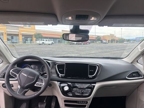 Used 2023 Chrysler Pacifica Touring-L FWD image 13