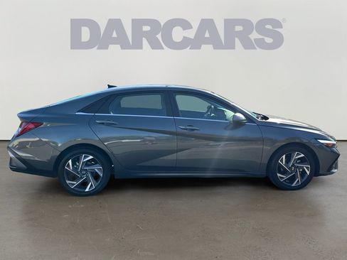 Used 2025 Hyundai Elantra SEL FWD image 8