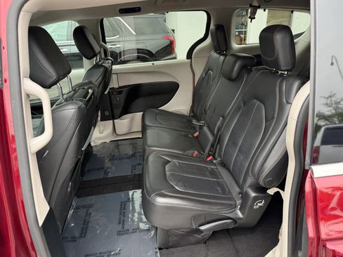 Used 2018 Chrysler Pacifica Touring-L Plus w/ Tire & Wheel Group FWD image 9