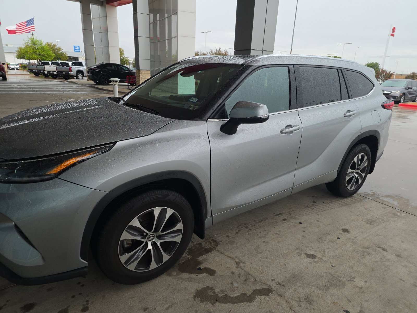 Used 2021 Toyota Highlander XLE AWD/4WD image 1