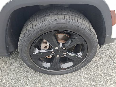 Certified 2023 Jeep Grand Cherokee Altitude image 9