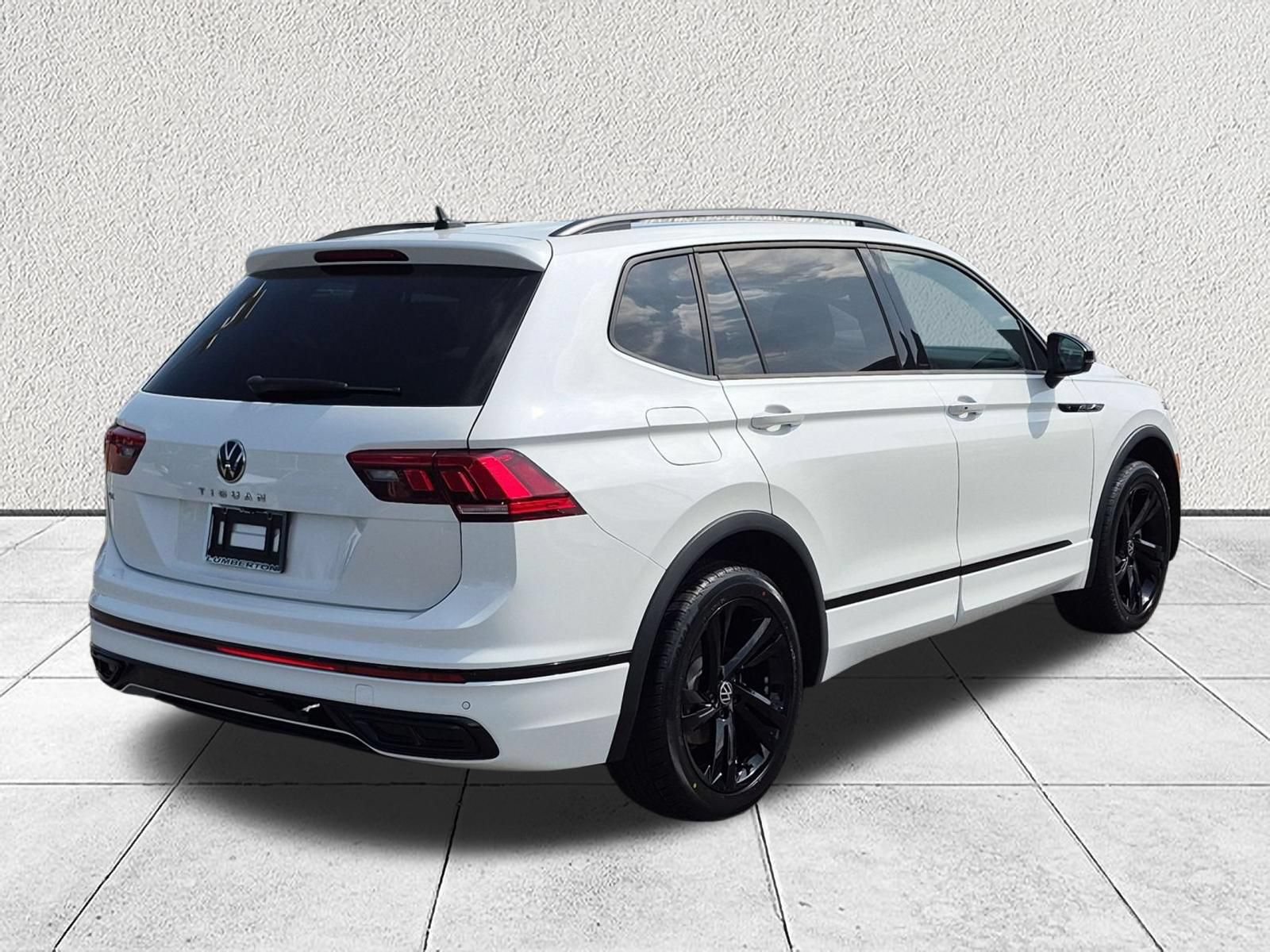Used 2023 Volkswagen Tiguan SE R-Line FWD image 3