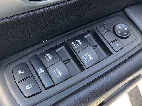 Used 2024 Chrysler Pacifica Touring FWD image 24