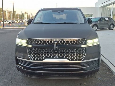 New 2025 Lincoln Navigator Reserve image 3
