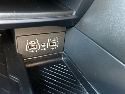 Used 2025 Chrysler Pacifica Limited image 30