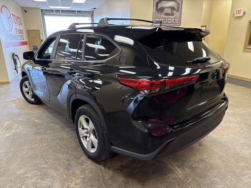 Used 2023 Toyota Highlander LE AWD/4WD image 7