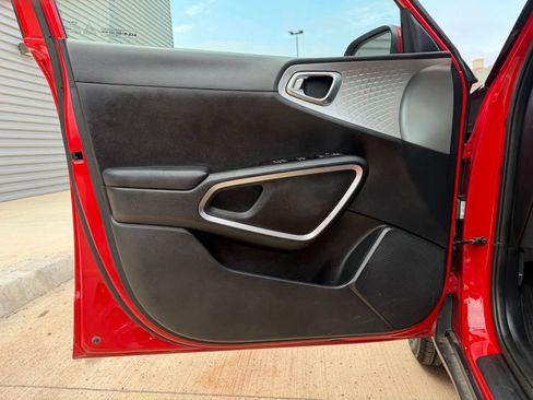 Used 2023 Kia Soul LX w/ LX Technology Package FWD image 12