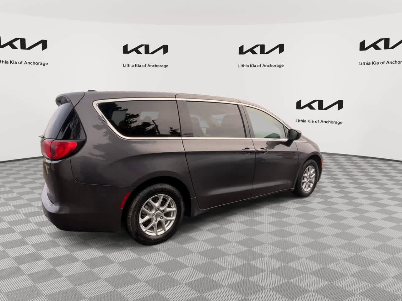 Used 2023 Chrysler Voyager LX FWD image 9