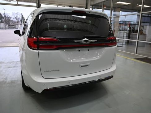Used 2024 Chrysler Pacifica Touring-L image 6