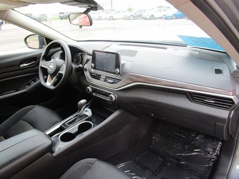 Used 2024 Nissan Altima 2.5 SV FWD image 15