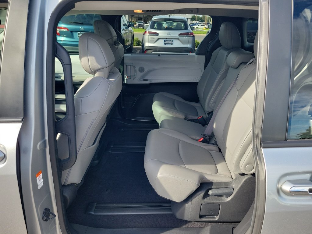 Used 2025 Toyota Sienna XLE FWD image 8