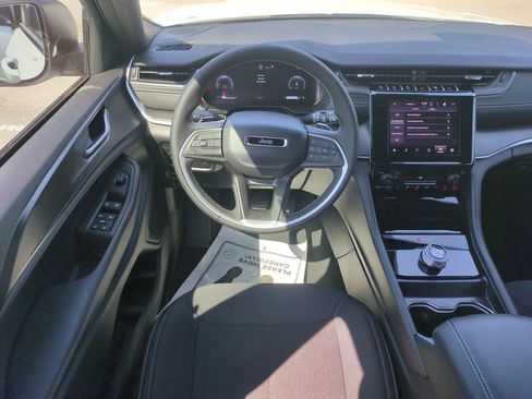 New 2025 Jeep Grand Cherokee Laredo image 16