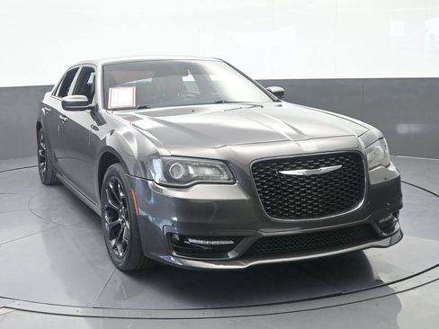 Used 2020 Chrysler 300 S w/ S Model Appearance Package RWD image 9