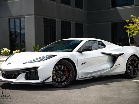 Used 2023 Chevrolet Corvette Z06 RWD image 3