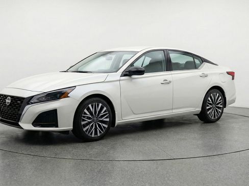 Used 2025 Nissan Altima 2.5 SV image 3