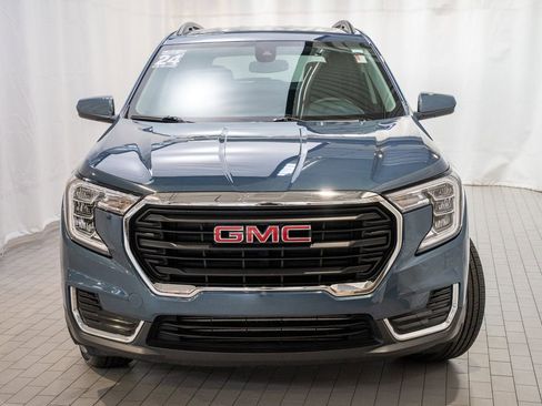 Used 2024 GMC Terrain SLE w/ Driver Convenience Package image 2