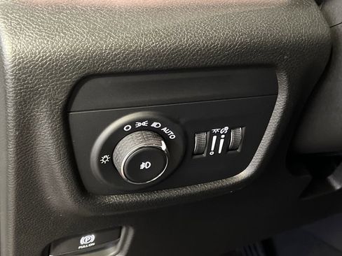 Used 2025 Jeep Grand Cherokee Limited image 15