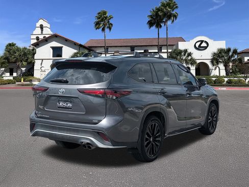Used 2024 Toyota Highlander XSE FWD image 2