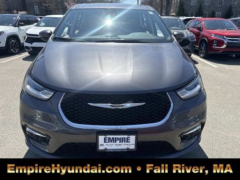 Used 2023 Chrysler Pacifica Touring-L FWD image 12