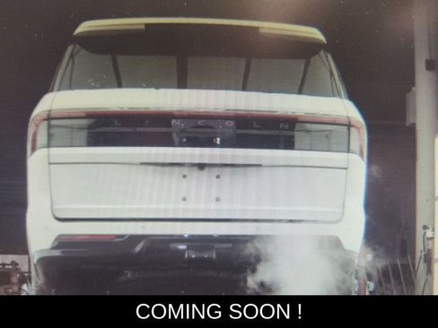 Used 2025 Lincoln Navigator Reserve image 12