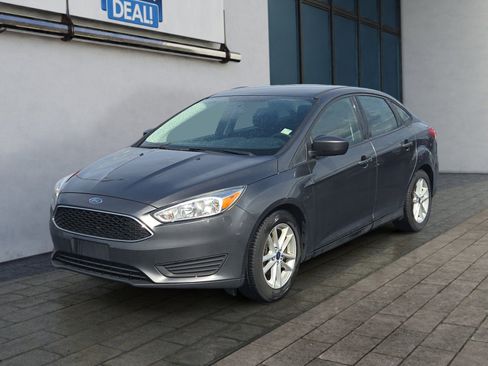 Used 2018 Ford Focus SE FWD image 3